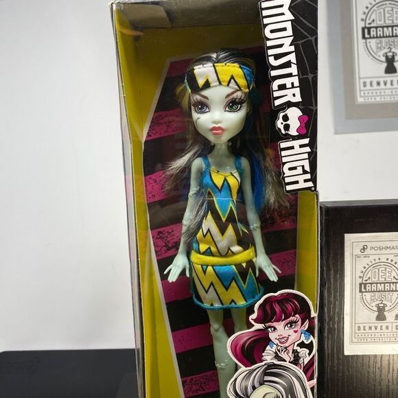 MONSTER HIGH® “FRANKIE STEIN®” Skullette™Series NEW-in-BOX - Picture 2 of 9